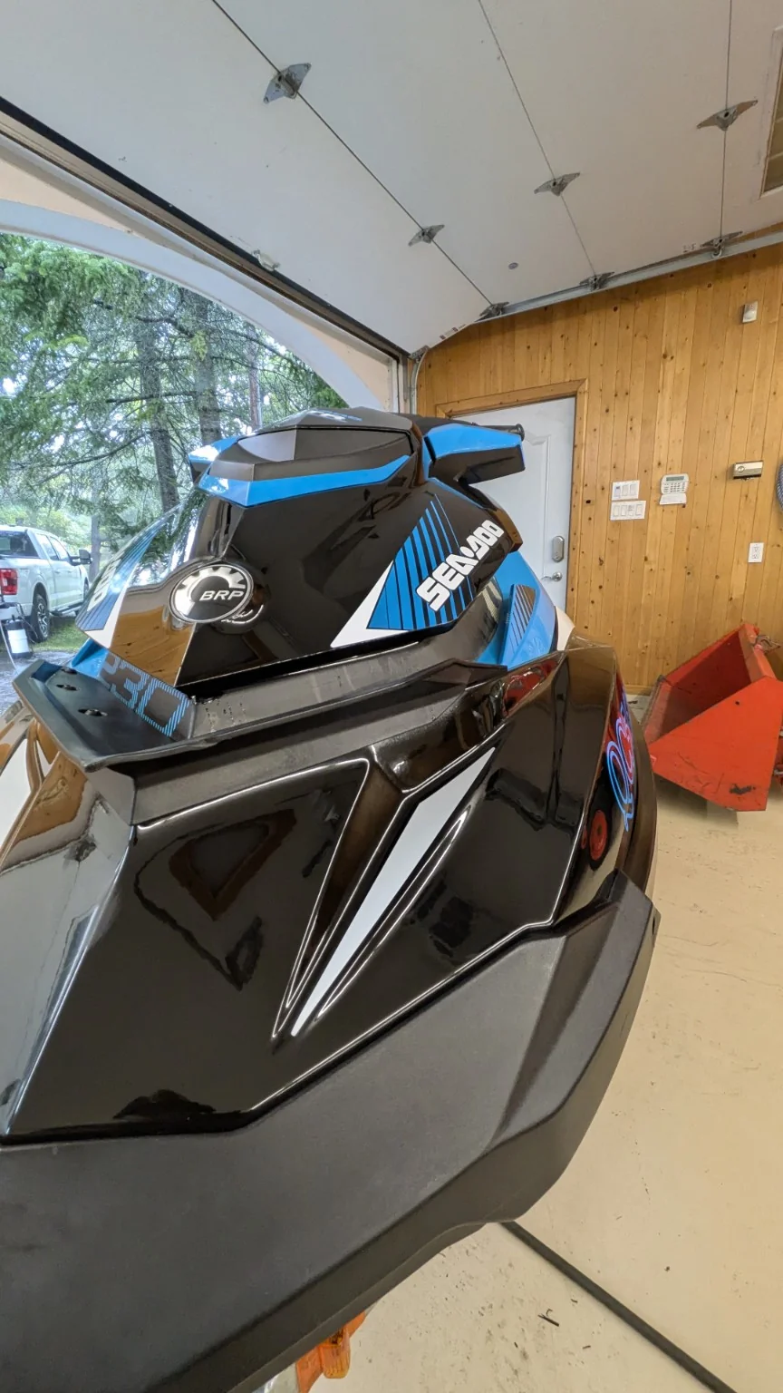 Motomarine Sea-Doo noire et bleue — réalisation Virtuose Esthétique