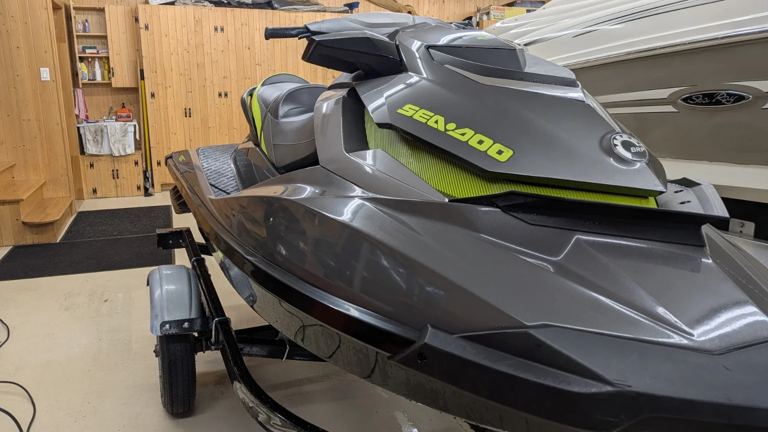 Motomarine Sea-Doo grise et verte — réalisation Virtuose Esthétique